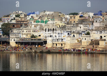 Pèlerins hindous de prendre un bain rituel dans le lac sacré de Pushkar, Rajasthan, Inde. Banque D'Images