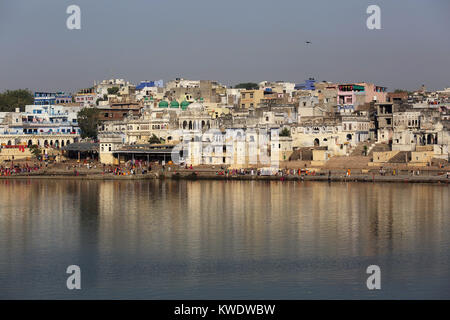 Pèlerins hindous de prendre un bain rituel dans le lac sacré de Pushkar, Rajasthan, Inde. Banque D'Images