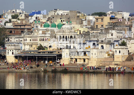 Pèlerins hindous de prendre un bain rituel dans le lac sacré de Pushkar, Rajasthan, Inde. Banque D'Images