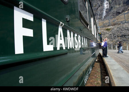 Flåmsbana transport sur la ligne de chemin de fer de Flåm Flåm à Myrdal et entre la plate-forme à Kjosfossen - l'une des lignes de chemin de fer la plus raide, la Norvège Banque D'Images