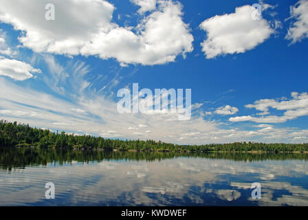 Cette photo est prise sur le lac Saganagons dans le parc désert sur une journée très calme Banque D'Images