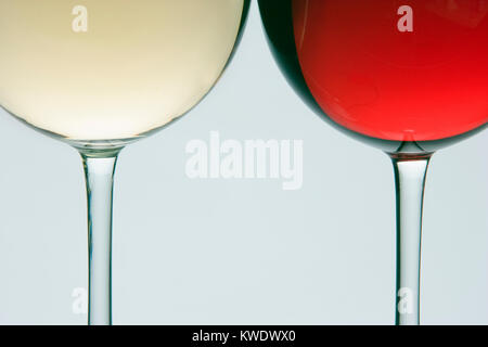 Extreme Close up des verres de vin rouge et blanc sur fond uni Banque D'Images