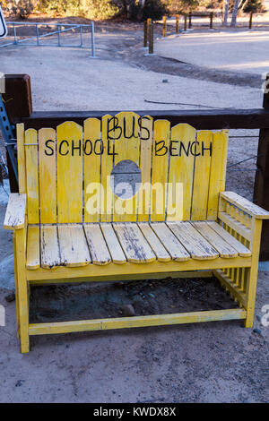 Un arrêt de bus de l'école en bois jaune banc dans un paramètre de la Californie du sud rural Banque D'Images