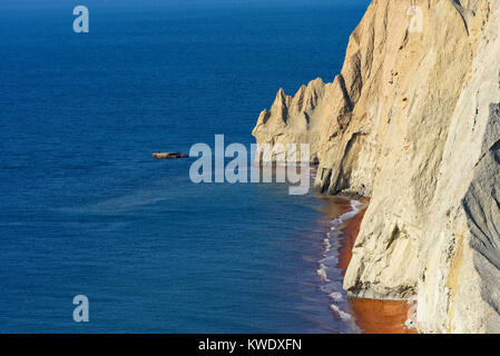 Plage rocheuse d'Ormuz , l'île colorée de rêve dans le sud de l'Iran. Banque D'Images