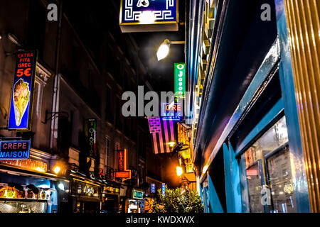 La fin de nuit dans le Quartier Latin de Paris France avec des néons et des lumières avec une variété de cafés et restaurants Banque D'Images