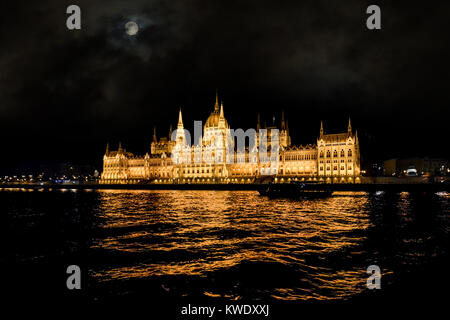 Le Parlement hongrois, sur les rives du Danube à Budapest en Hongrie, prises à partir d'un bateau de croisière en soirée Tard dans la nuit Banque D'Images