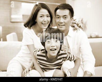 Le noir et blanc portrait of a happy family smiling at camera Banque D'Images