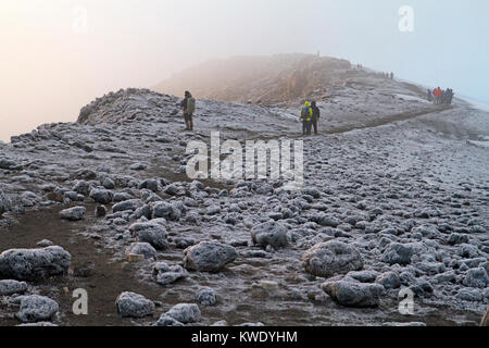 L'approche de randonneurs sommet du mont Kilimandjaro Banque D'Images