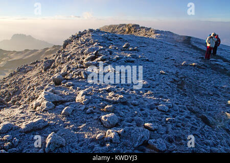 L'approche de randonneurs sommet du mont Kilimandjaro Banque D'Images