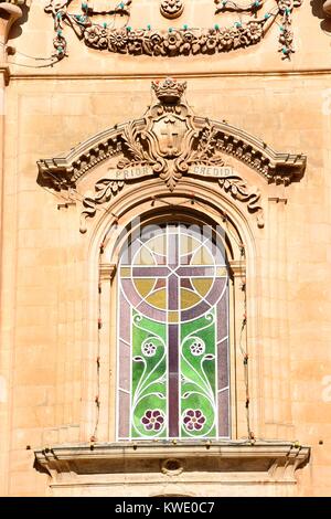 Vitrail orné à l'avant de l'église paroissiale de Naxxar, Naxxar, Malta, Europe. Banque D'Images