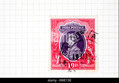 Un roi George VI 10 Rupee stamp à partir d'une collection de timbres page d'album. Banque D'Images