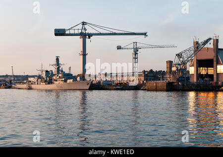 Le Devonport Royal Dockyard, Plymouth, Devon, UK avec le HMS Montrose, une frégate Type 23 de la Royal Navy. Banque D'Images