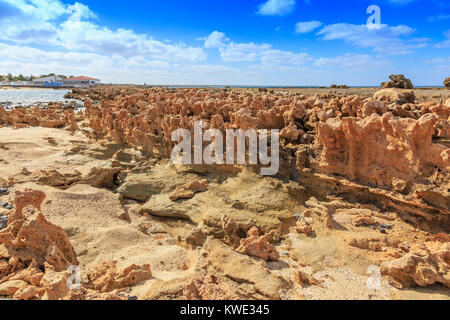Formations de lave sur la plage à Murdeira , du Baia da Murdeira, l'île de Sal, Salina, Cap Vert, Afrique Banque D'Images