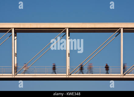 Un pont piétonnier moderne entre deux immeubles de bureaux avec un peu floue de mouvement de personnes. Banque D'Images