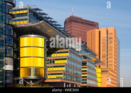 Tours de bureaux et des immeubles dans la lumière du soleil du matin. Banque D'Images