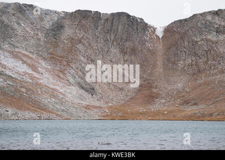 Vue panoramique lac contre Mount Evans Wilderness Banque D'Images