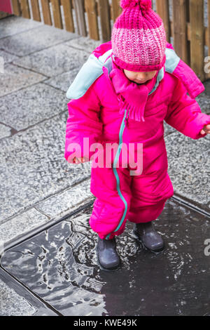 Flaque bébé fille vêtements d'hiver femme bottes rose Banque D'Images