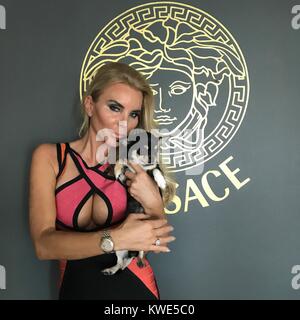 Tatjana Gsell avec son manager Ramon Wagner à Berlin. Comprend : Tatjana Gsell, Oksana Romberg Où : Berlin, Allemagne Quand : 11 mai 2017 Source : WENN.com Banque D'Images