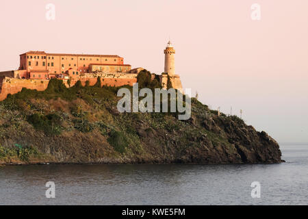 Le principal port de la ville de Portoferraio sur l'île méditerranéenne de l'île d'Elbe avec la maison où Napoléon Bonaparte a vécu dans son exil Banque D'Images