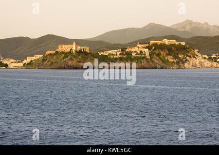 Le principal port de la ville de Portoferraio sur l'île méditerranéenne de l'île d'Elbe avec la maison où Napoléon Bonaparte a vécu dans son exil Banque D'Images