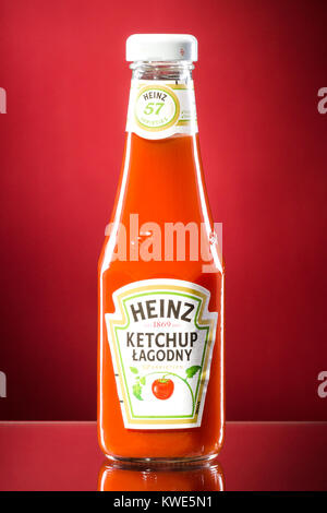 Le ketchup Heinz sur background. Heinz a été fondée par Henry John Heinz en 1869 aux Etats Unis. Banque D'Images