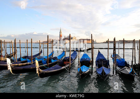 Gondoles dans le bassin de San Marco, Venise, Italie Banque D'Images