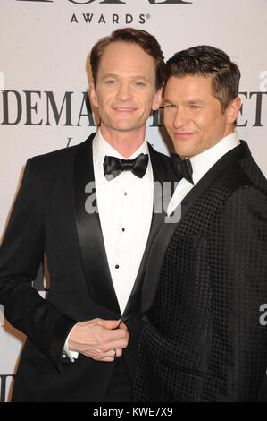 NEW YORK, NY - 08 JUIN : Neil Patrick Harris ; David Burtka assiste aux 68ème prix Tony annuels de l'American Theatre Wing à l'hôtel de musique de radio City le 8 juin 2014 à New York. Personnes : Neil Patrick Harris; David Burtka Banque D'Images