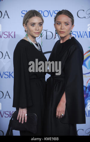 NEW YORK, NY - 02 juin : Ashley Olsen, Mary-Kate Olsen s'occupe à l'Alice Tully Hall, Lincoln Center le 2 juin 2014 à New York. People : Ashley Olsen, Mary-Kate Olsen Banque D'Images