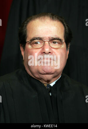 Washington, D.C. - 3 mars 2006 -- Le juge Antonin Scalia associé pose pour des photos au cours d'une session de portrait de groupe à l'Édifice de la Cour suprême des États-Unis à Washington, D.C. le 3 mars 2006. Scalia, un membre nommé par Reagan, a pris place le 26 septembre 1986. Pool Crédit : CNP via /MediaPunch Banque D'Images