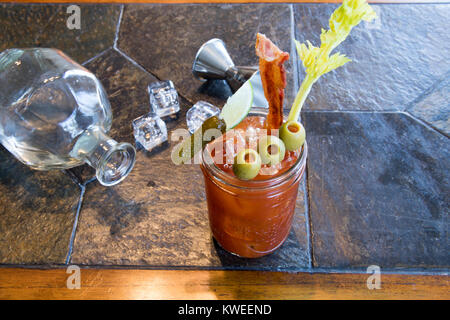 Bloody Mary ou garnir avec César sur ardoise d'examen. Banque D'Images