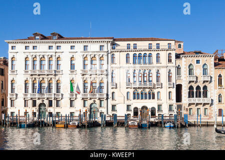 Le palais Ferro Fini, le Consiglio Regionale del Veneto, et le Palazzo Contarini Fasan, Grand Canal, Venise, Italie. A l'origine le Palais Ferro fini a été deux Banque D'Images