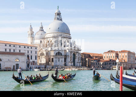 Les touristes asiatiques avec les gondoles sur le Grand Canal en face de la Basilique Santa Maria della Salute, Venise, Italie sur un matin d'hiver Banque D'Images