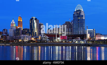 Le Cincinnati, Ohio skyline at night avec des réflexions Banque D'Images