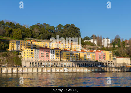 Appartements sur la rive de la rivière Douro, Porto Portugal Banque D'Images