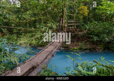 Une passerelle en bois branlant va sur la rivière Rio Celeste au Costa Rica. Banque D'Images