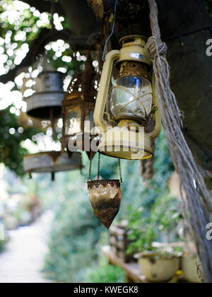 Navire Antique / Lampes lanternes pendant vers le bas d'un arbre Banque D'Images