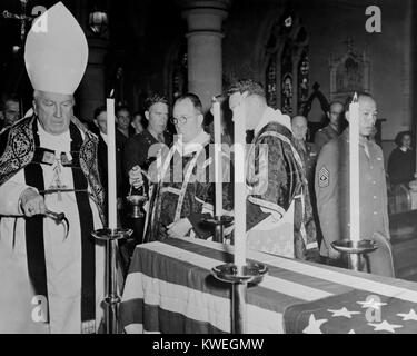 24 août 1944. Le Révérend James Duhig, Archevêque de Brisbane, Australie, bénit un jeton cercueil drapé d'un drapeau américain au cours d'une solennelle sermons messe de requiem pour le repos de l'âme de feu le Président Manuel Quezón du Commonwealth des Philippines qui est mort aux États-Unis le 1 août 1944. Le service, qui a eu lieu à la Cathédrale de Brisbane, a été suivi par les civils et les membres des forces armées alliées en Australie. Banque D'Images