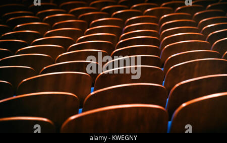 Chaises en bois brun dans l'auditorium sans personnes Banque D'Images