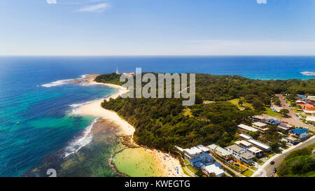 Norah phare sur la pointe de Norah head pointe et ville de Sydney central coast vue aérienne le long sandy park et réserve forestière gumtree vers la co Banque D'Images