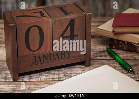 Calendrier perpétuel dans 24 lieux avec blank page de journal, 4 Janvier Banque D'Images