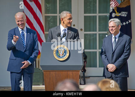 Le président des États-Unis Barack Obama, centre, Juge introduit Merrick Garland, juge en chef de la Cour d'Appel du District de Columbia, droite, comme son représentant en remplacement de juge Antonin Scalia sur la Cour suprême des États-Unis dans la roseraie de la Maison Blanche à Washington, D.C. le mercredi, 16 mars 2016. Le Vice-président américain Joe Biden reconnaît un membre de l'auditoire de gauche. Credit : Ron Sachs / CNP /MediaPunch Banque D'Images