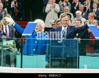 Le président des États-Unis George H. W. Bush et la première Dame Barbara Bush vague avant de livrer le discours d'après avoir prêté serment en tant que 41e président des États-Unis à l'US Capitol le 20 janvier 1989. Visible à droite est l'ancien président américain Ronald Reagan. Crédit : Louis Jacobson / CNP /MediaPunch Banque D'Images