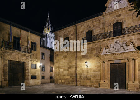 Plaza corrada del évêque, archevêché, tour et façade de l'entrée du cloître de la cathédrale de San Sebastian de Oviedo, Asturias, Espagne Banque D'Images