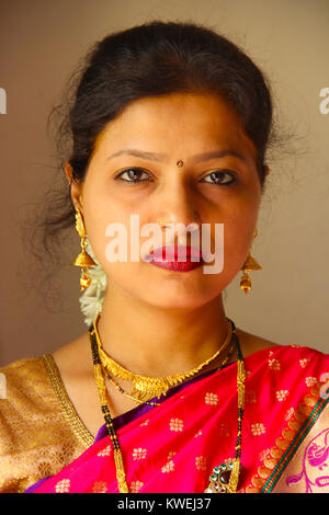 Close-up of woman wearing Maharashtrian saree et bijoux, Pune Banque D'Images