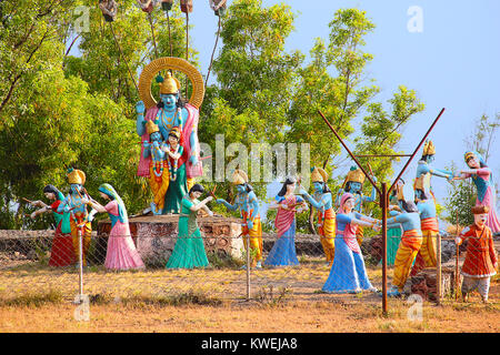 Immense statue de seigneur Shri Krishna et Radha avec Gopis performing raas leela, Nilkantheshwar Panshet, Temple, Pune Banque D'Images