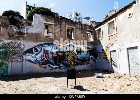 Ruines de graffiti près du château Saint Georges de Lisbonne. Un coin de rue dans la partie supérieure de l'Alfama Banque D'Images