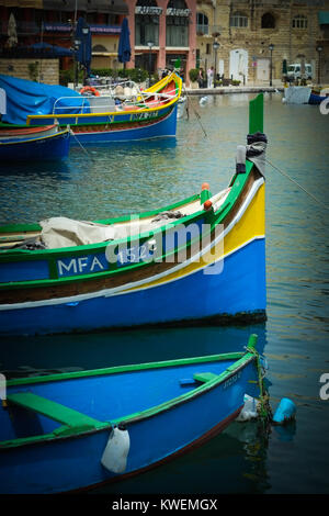 Couleurs vives traditionnel maltais luzzu bateaux de pêche à St Julian's Bay, Malte, mer Méditerranée, Europe Banque D'Images