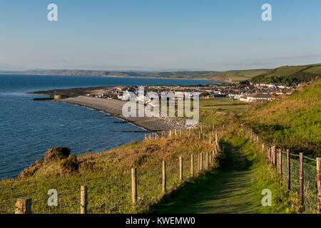 Aberaeron, un village de Cardigan, sur la côte ouest du pays de Galles, vu du sentier littoral gallois Banque D'Images