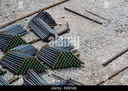 Couper les tiges et barres en acier assis sur le sol d'un chantier en attente d'être mélangé avec du béton dans les fondations des bâtiments Banque D'Images