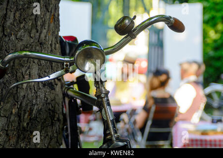 1940 Parution du vieux vélo avec volant, projecteur et l'alarme contre l'antiquité lovers group habillés en style vintage Banque D'Images